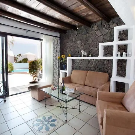 Playa Blanca Sleeps 8 Pool Wifi Villa
